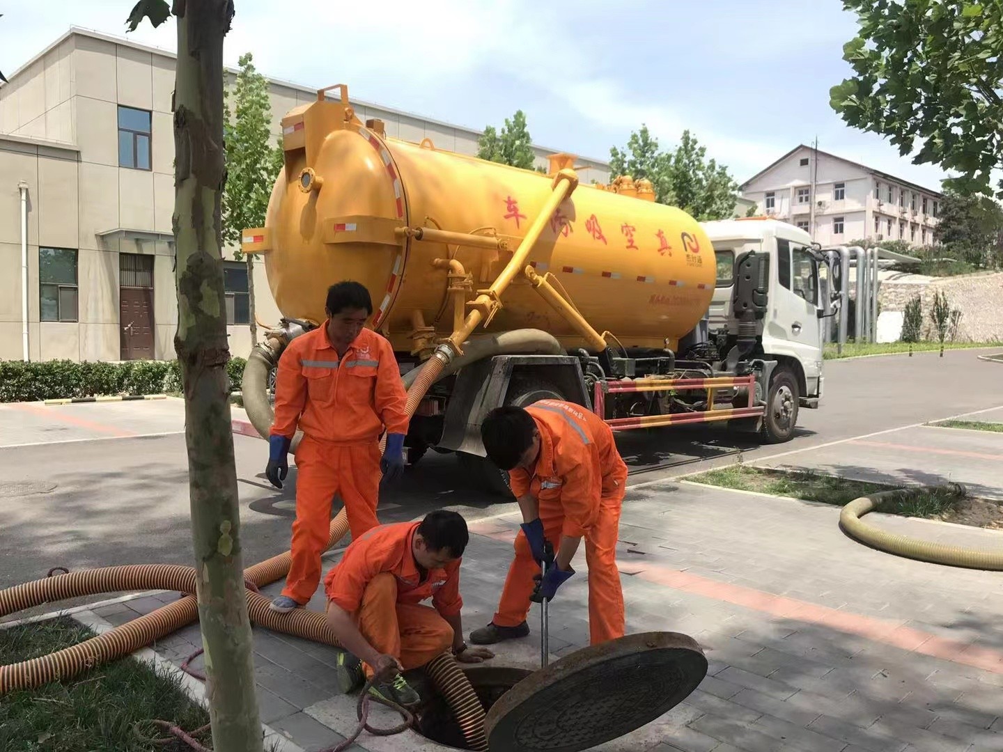 三家镇化粪池清理与5-8吨吸粪车施工效率分析